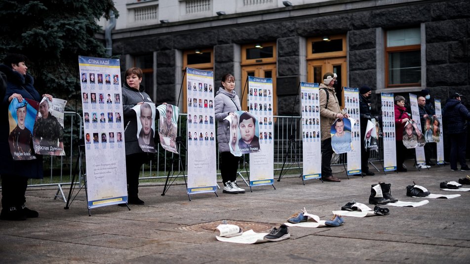 В Киеве родственники пропавших без вести во время войны на Донбассе вышли на акцию под Офис президента (фото) 