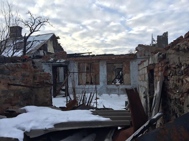 На окраинах оккупированного Донецка распродают разбитые дома