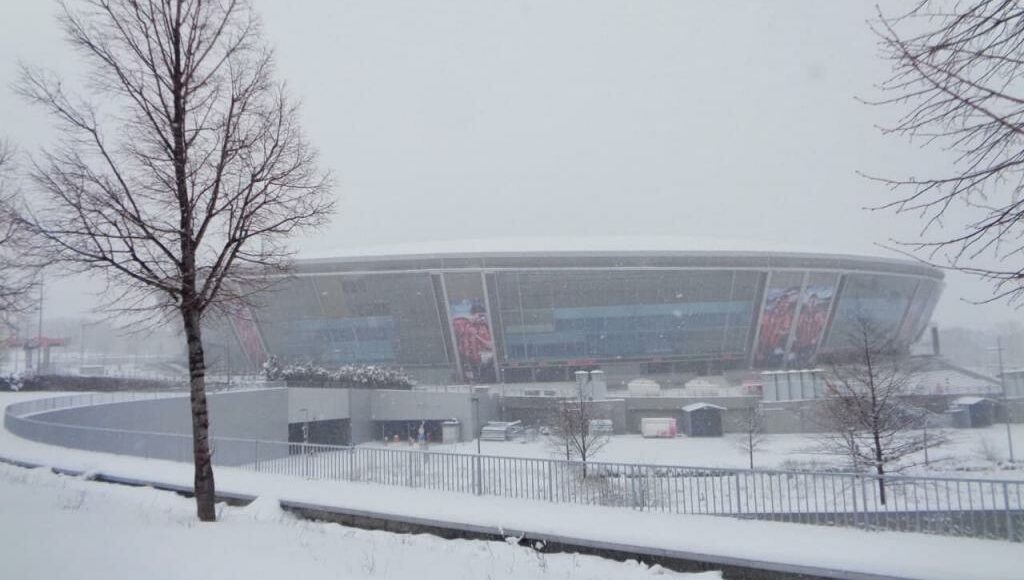 В ОРДО Донбасс Арену засыпало снегом (фото)