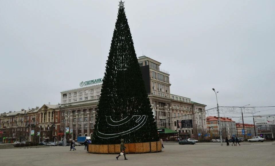 У центрі окупованого Донецька встановили головну міську ялинку (фото)