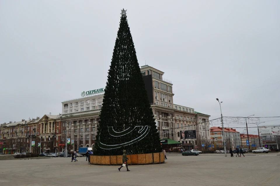В центре оккупированного Донецка установили главную городскую елку