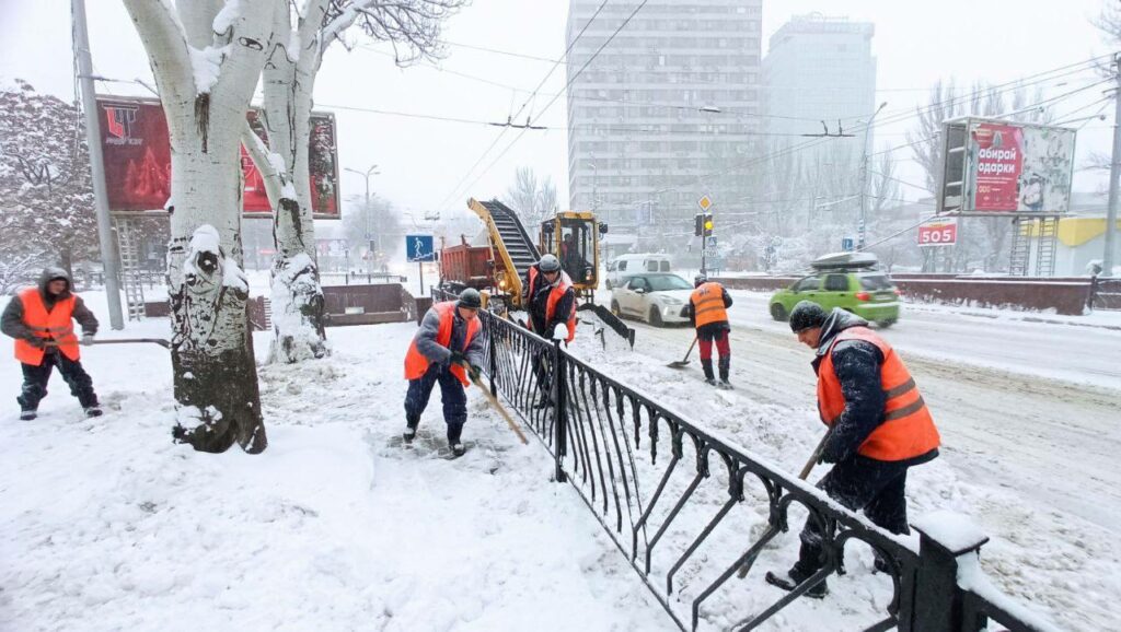 Оккупированный Донецк засыпало снегом