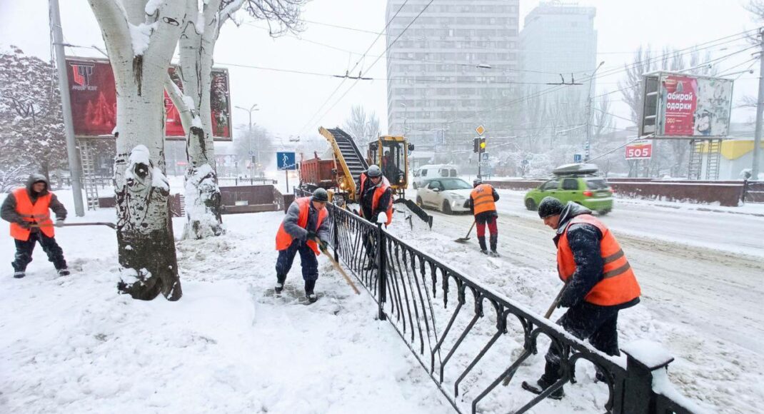 Окупований Донецьк засипало снігом: рух ускладнений (відео)