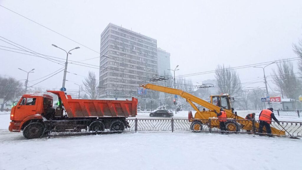 Оккупированный Донецк засыпало снегом. Фото: ресурсы ОРДО
