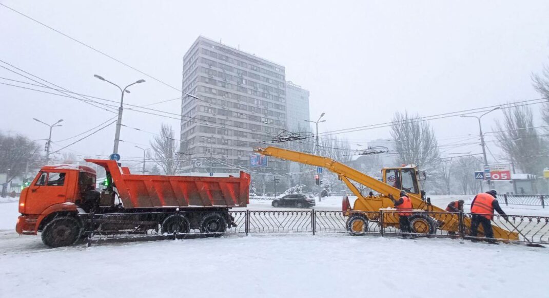 В ОРДО через снігові замети перекрили дороги: з Макіївки в бік Донецька не проїхати