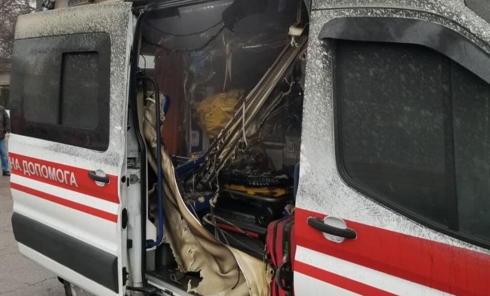 В Краматорске тушили пожар в гараже с машинами скорой помощи: есть пострадавший (видео)
