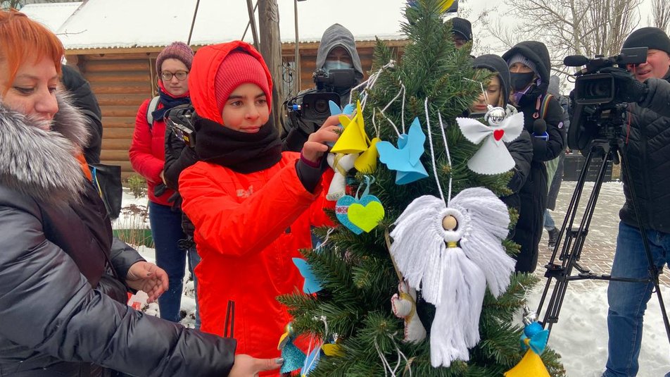 В Киеве украсили елку памяти погибшим героям Небесной сотни и участникам войны на Донбассе