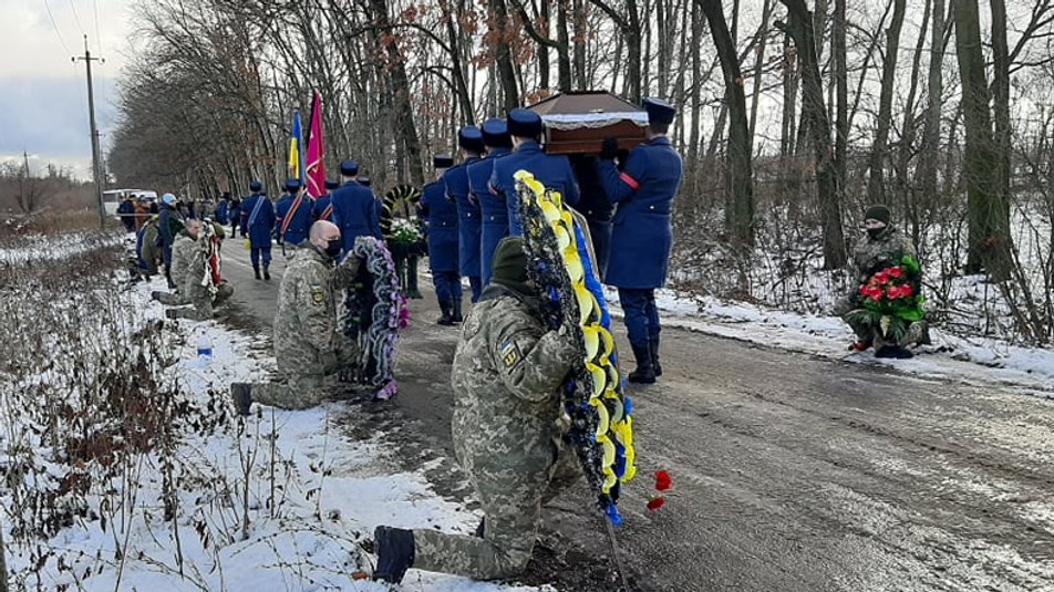 На Луганщині попрощалися з українським захисником, який загинув в ООС від кулі снайпера НЗФ