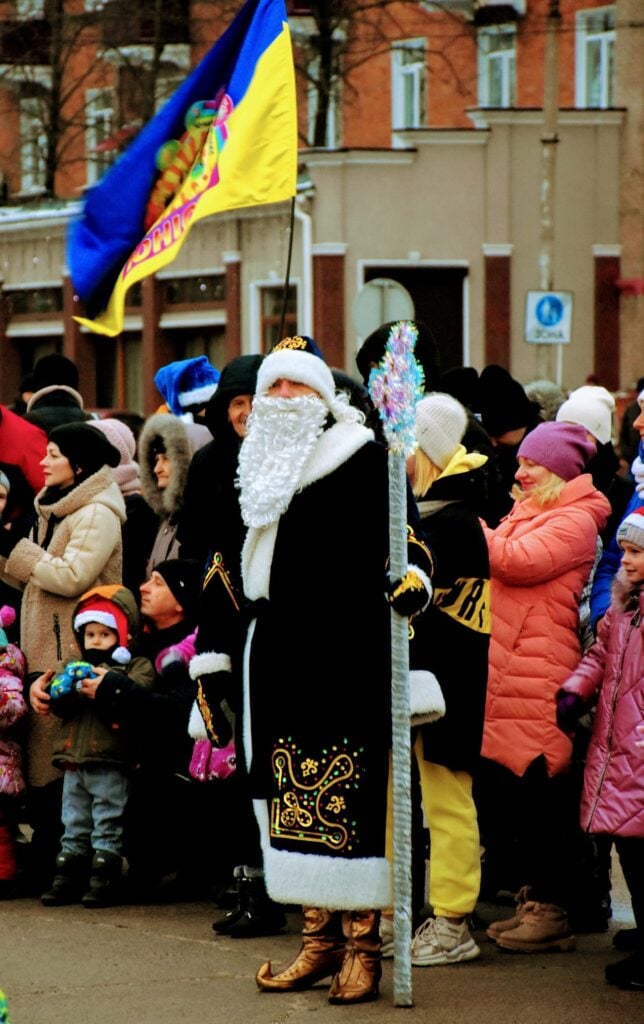 На Луганщине встретили Вефлиемский Огонь Мира и открыли главную елку Северодонецка