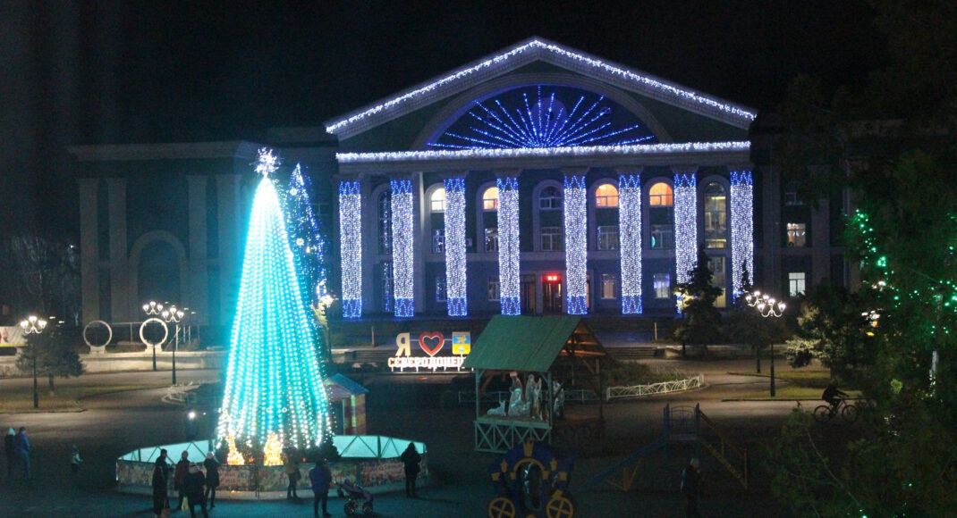 Святкова новорічна програма розпочинається на Луганщині вже завтра: коли запалять вогні головної ялинки (розклад)