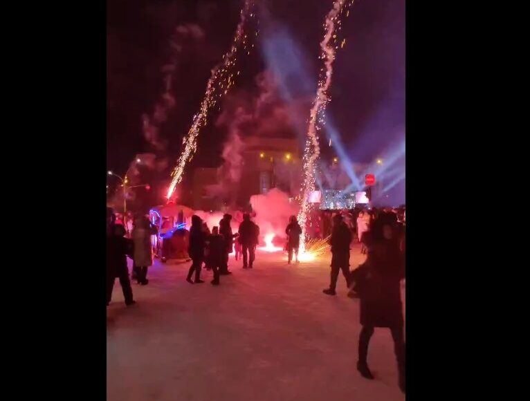 Під час відкриття головної ялинки в окупованому Луганську фейверки впали на глядачів (відео)