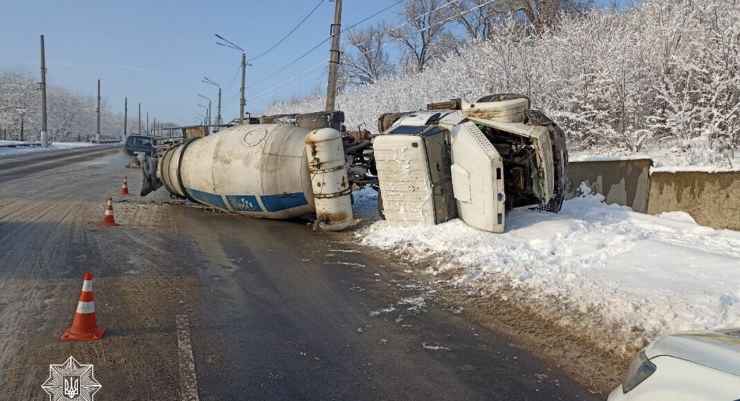 У Лисичанську перекинулася цистерна з бетономішувачем: проїзд частково обмежено