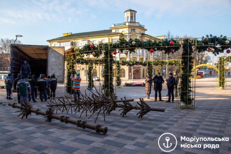 Упавшая в Мариуполе главную городскую елку вакцинировали и  доставили в Мариуполь из Одессы