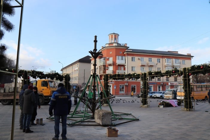 Упавшая в Мариуполе главную городскую елку вакцинировали и  доставили в Мариуполь из Одессы