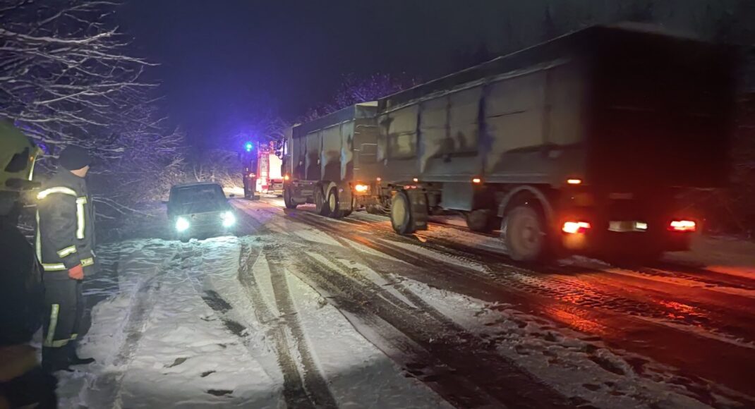 На автошляхах Маріуполь - Запоріжжя та Новосілка - Амвросіївка через снігопад три вантажівки застрягли в дорозі (фото)