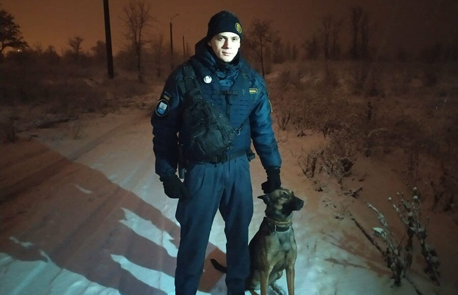У Маріуполі гвардійський службовий собака виявив схованку з боєприпасами в снігу (фото)