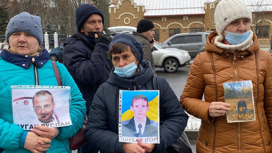В Киеве родственники пленных в ОРДЛО провели акцию протеста под посольством России (фото)