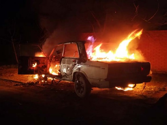 У Маріуполі загорівся легковий автомобіль: госпіталізовано чоловіка