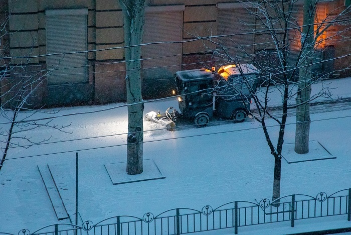 У Маріуполі на боротьбу зі снігом комунальники вивели 15 одиниць техніки