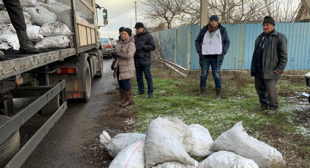 У прифронтових селах Донеччини людям роздають брикети для обігріву житла