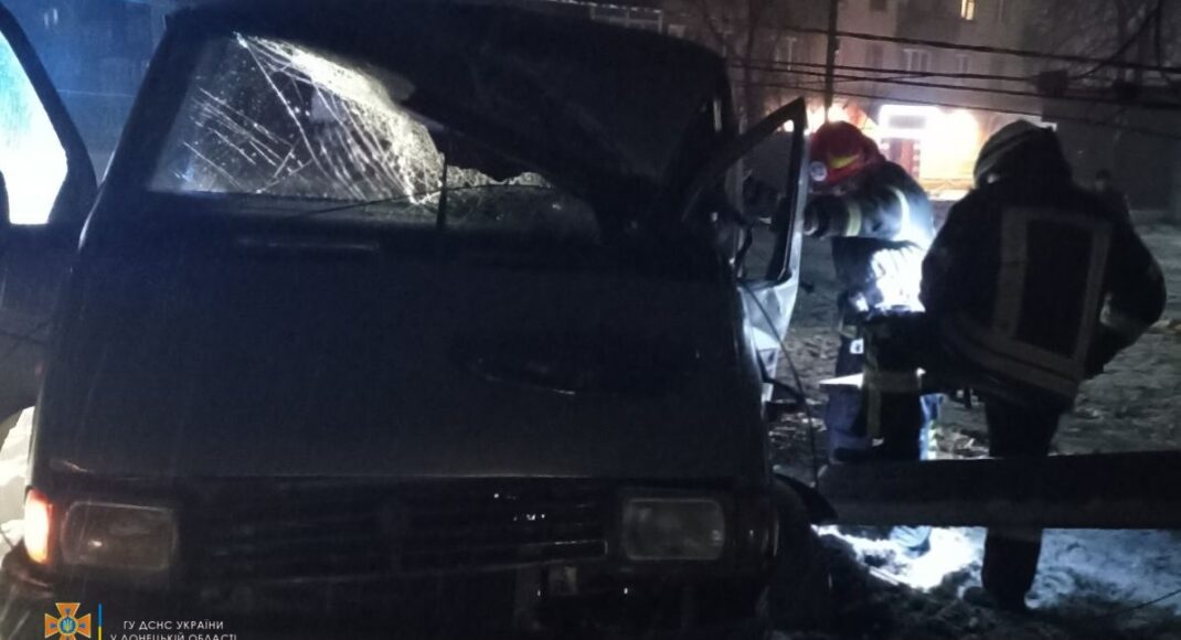 В Мирнограде на Донетчине спасатели деблокировали мужчину из авто, попавшего в ДТП