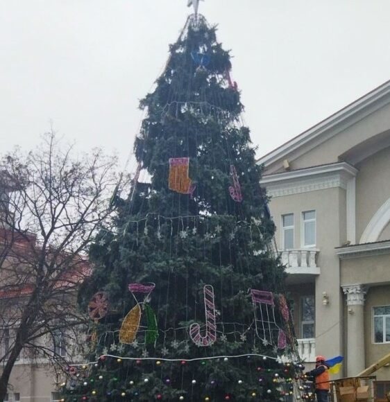 В Бахмуте завершаются работы по украшению главной елки города