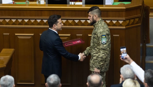 Зеленский присвоил звание Героя Украины добровольцу "Правого сектора", который воевал на Донбассе
