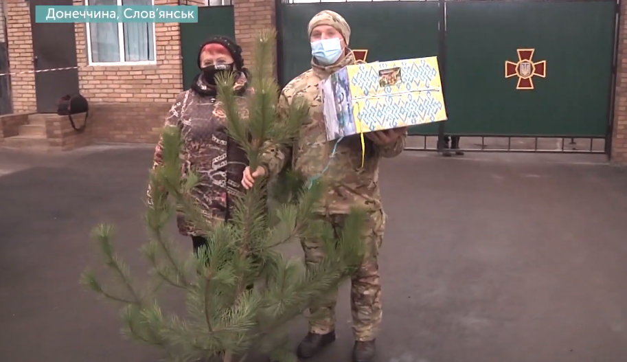 Дети из Одесской области передали новогодние украшения и сладости для военных в Славянск и Краматорск (видео)
