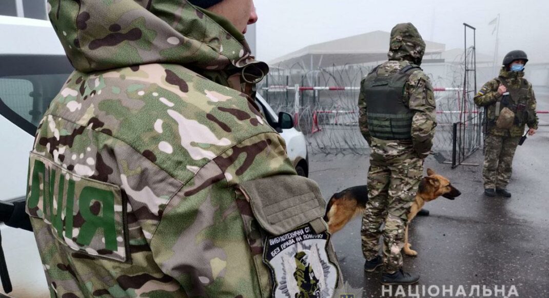 На КПВВ "Майорське" надійшов сигнал про мінування: поліцейські провели обшук (фото)