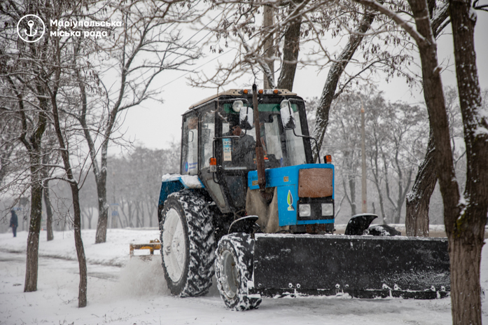 В Мариуполе для борьбы со снежными заторами использовали 390 тонн посыпочного материала