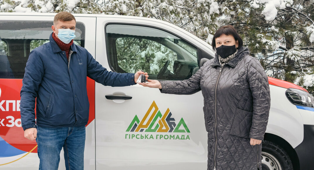 Двом громадам на сході України передано нові автомобілі для обслуговування на КПВВ