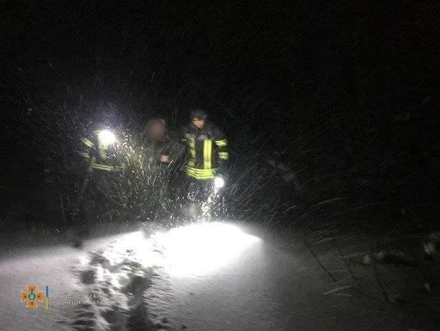 На Донеччині рятувальники повернули додому літнього чоловіка, який заблукав у снігопад