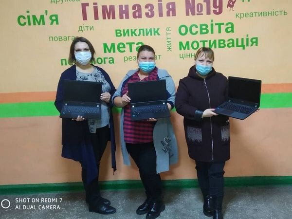 Учителям громади Курахового купили понад 70 ноутбуків