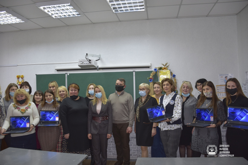 Учителі Слов'янська отримали ноутбуки в рамках проєкту "Ноутбук кожному вчителю"