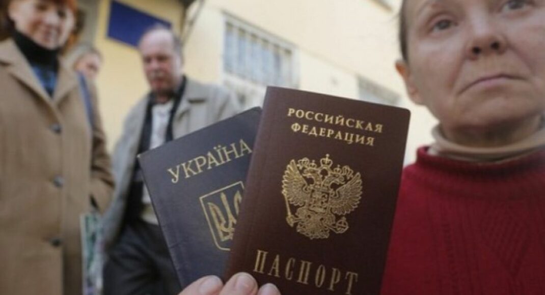 В Мариуполе оккупанты обязали всех бюджетников сдать украинские паспорта, - Андрющенко