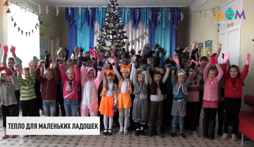 Волонтеры привезли детям прифронтовой Луганщины почти 350 пар теплых перчаток