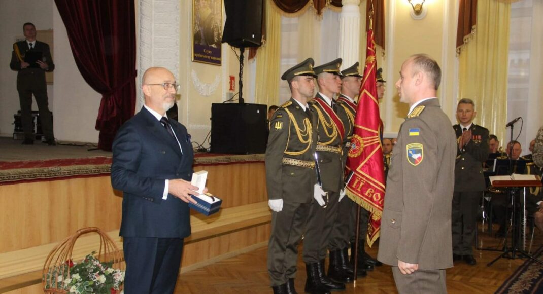 Министр обороны Резников наградил военных по случаю 25-й годовщины Сухопутных войск ВСУ