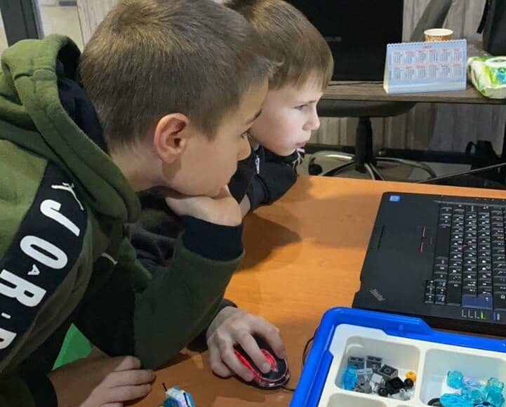 У прифронтовому селі на Донеччині відкрилася STEM-студія