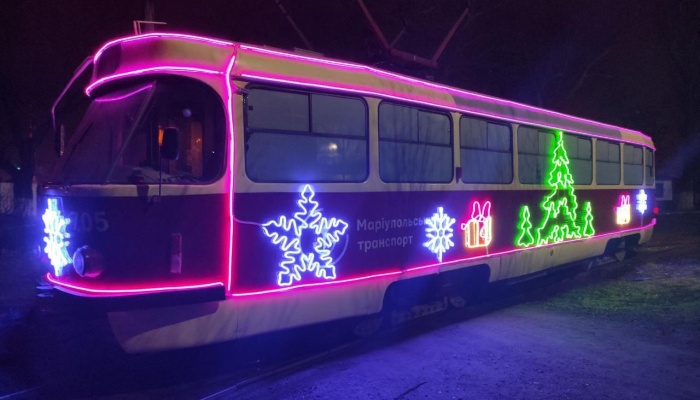 транспорт в Мариуполе украсили новогодними огнями