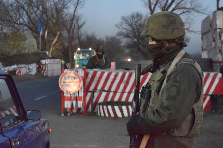 Под Мариуполем военные открыли огонь по автомобилю: прорывался через блокпост