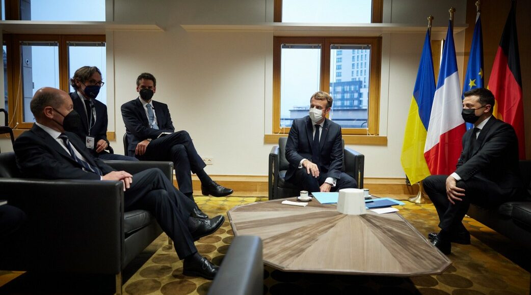 Зеленский обсудил с новым канцлером Германии и президентом Макроном деэскалацию ситуации на Донбассе