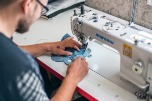 На Донеччині підприємець шиє вишиванки та планує відкрити інклюзивну майстерню