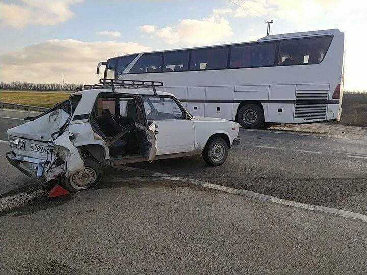 Автобус с детьми из ОРДО попал в ДТП на трассе Ростов-Таганрог в России (фото)