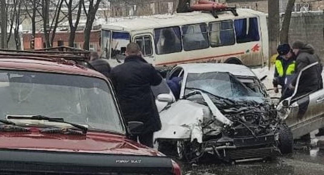 В оккупированной Макеевке маршрутка попала в ДТП