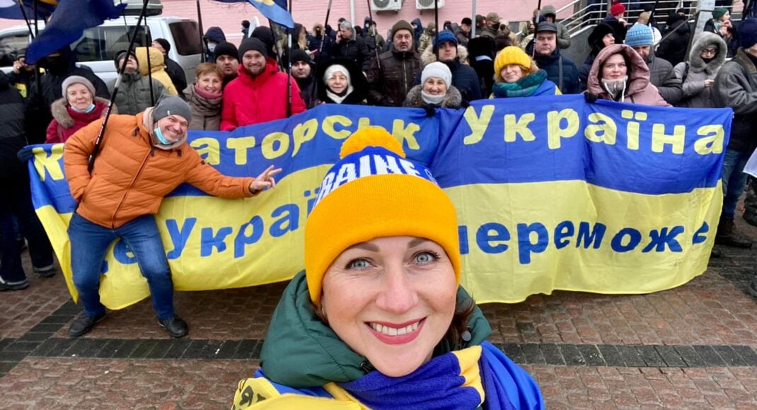 Порошенко уже прилетел в Киев: его встречают активисты из Донетчины под Печерским судом (видео, фото)