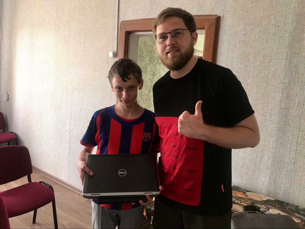 В Светлодарске на Донетчине ветеран АТО собирает и ремонтирует компьютеры для детей из ООС