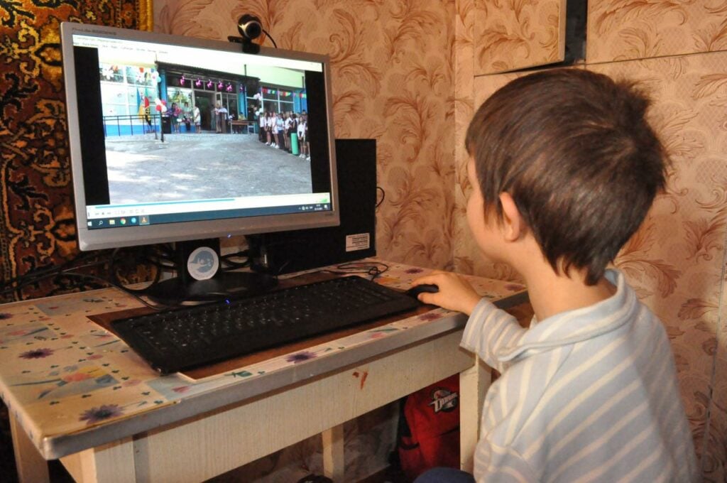 В Светлодарске на Донетчине ветеран АТО собирает и ремонтирует компьютеры для детей из ООС