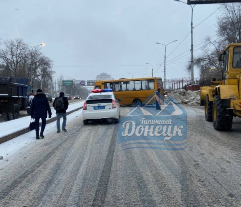В оккупированном Донецке из-за ДТП с участием автобуса перекрыли движение на улице Артема