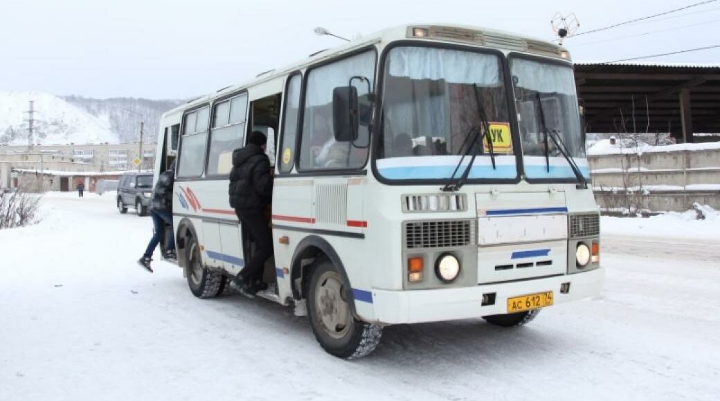 В оккупированном Донецке автобус наехал на женщину, упавшую под колеса из-за гололеда