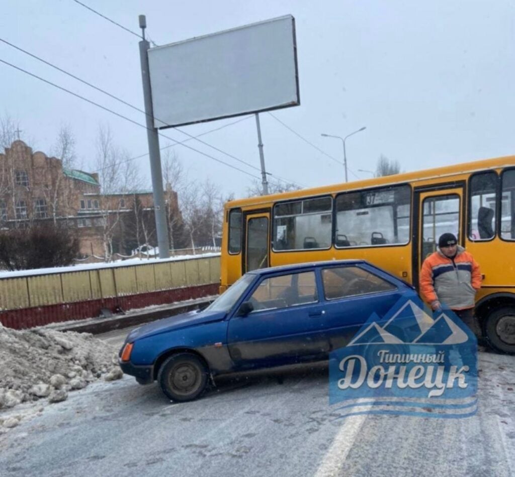 В оккупированном Донецке из-за ДТП с участием автобуса перекрыли движение на улице Артема